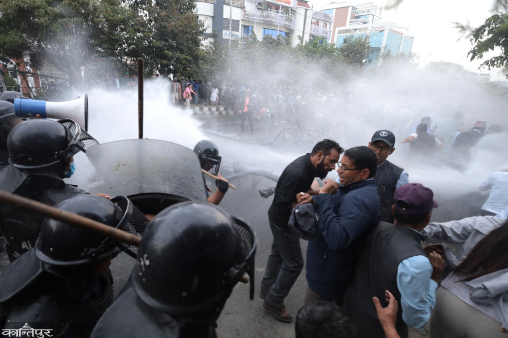 Read more about the article शिक्षक र चिकित्सक सडकमा : विद्यार्थी परीक्षा र बिरामी उपचारको प्रतीक्षामा