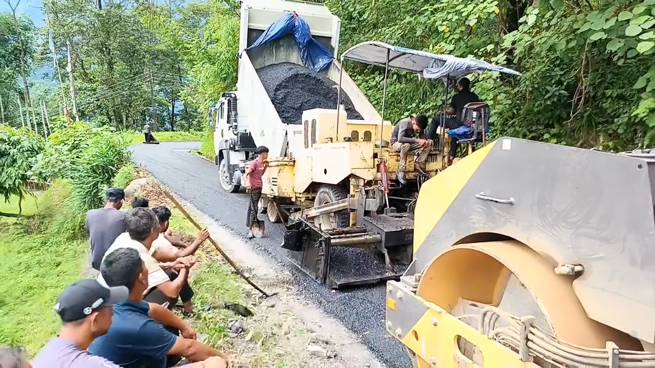 Read more about the article प्रम श्री म. सि.से. स्कूल रोडको कार्पेटिङ्ग हुँदै