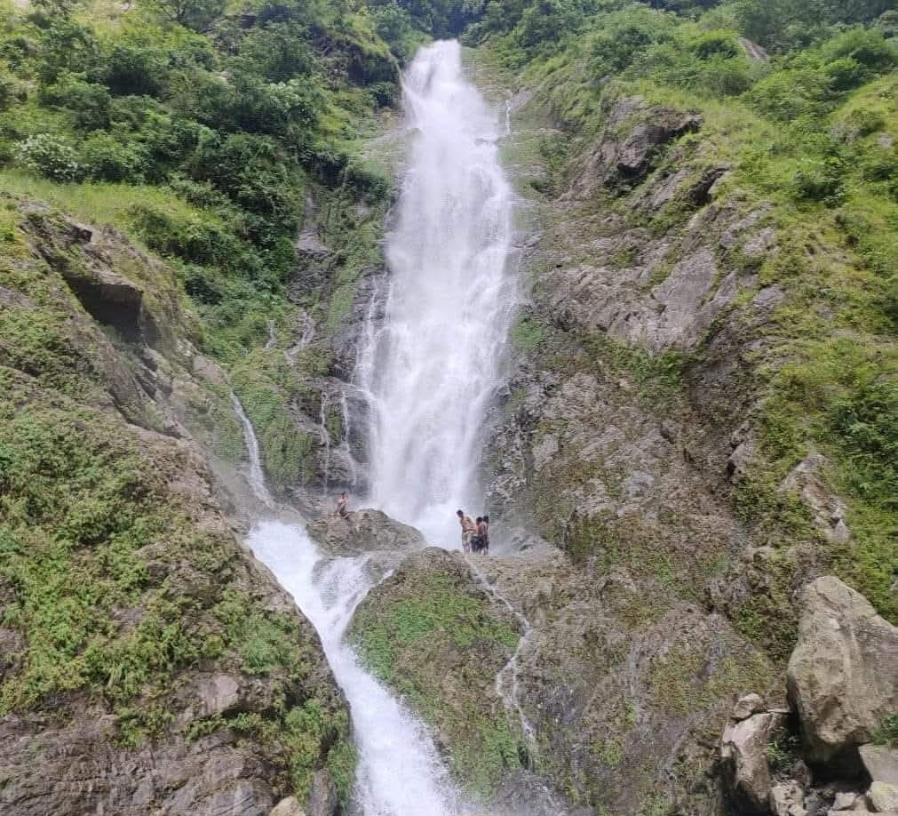 Read more about the article गर्मी छेल्न झर्नामा झुम्मिरहेका पर्यटकहरू